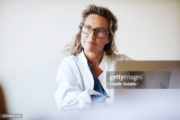 female doctor using laptop - medical occupation foto e immagini stock