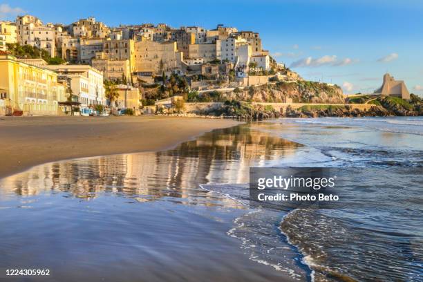 il bellissimo borgo marinaro di sperlonga a sud di roma si riflette lungo la costa del mar tirreno - sperlonga foto e immagini stock
