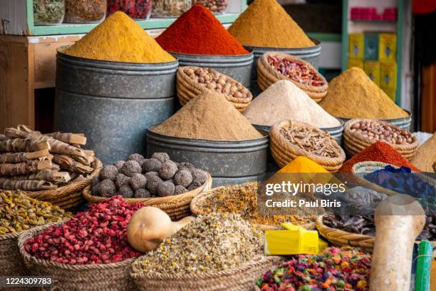 herbs and spice powder in marrakech market, marocco - marrakech spice stockfoto's en -beelden