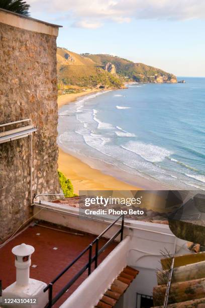 il golfo di sperlonga sulla costa tirrenica a sud di roma - sperlonga foto e immagini stock