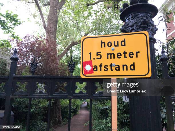 sign: keep 1,5 meter distance (houd 1,5 meter afstand) - keep out sign ストックフォトと画像