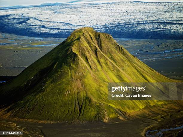 aerial image of the mountain maelifell in the highlands of iceland - maelifell stock pictures, royalty-free photos & images