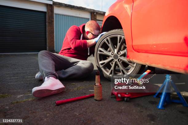 fahrzeugkontrollen - car jack stock-fotos und bilder