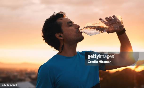 alimenta tu entrenamiento con agua - drinking water fotografías e imágenes de stock