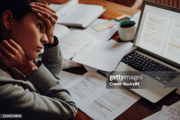 challenges doing home office and work from home - burnout imagens e fotografias de stock