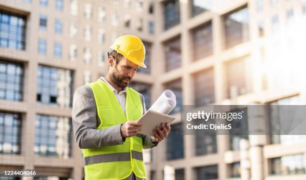 Ipad Construction Worker Photos and Premium High Res Pictures - Getty ...