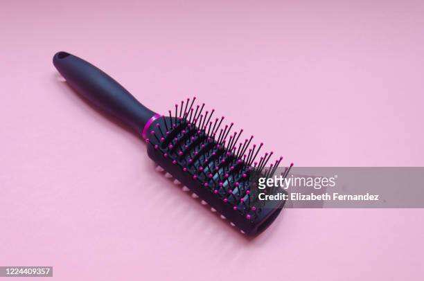 black hairbrush on pink background - hairbrush 個照片及圖片檔