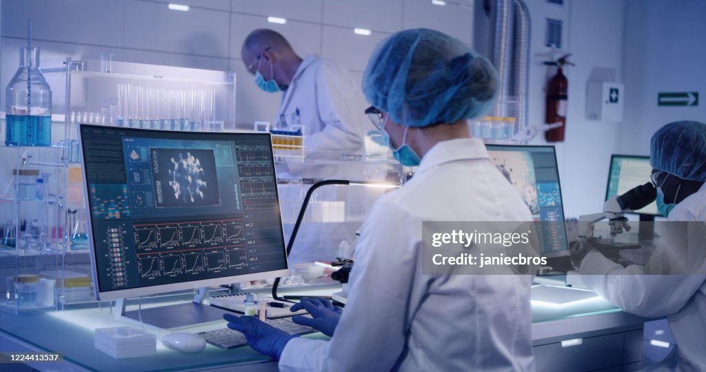 COVID-19 - laboratoriumteam dat werkt aan coronavirusvaccin. Beschermende werkkleding