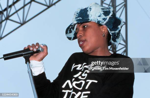 Macy Gray performs during Alice@97.3 "Now in Zen" festival at Sharon Meadow on September 23, 2001 in San Francisco, California.