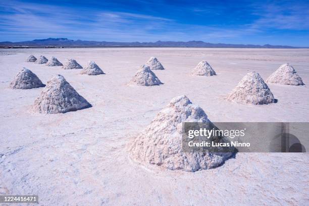 salt production in the uyuni desert. - lithium stock-fotos und bilder