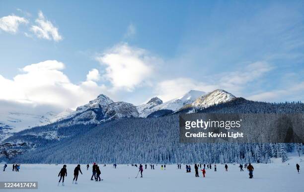 people skate at lake louise - banff national park stock-fotos und bilder