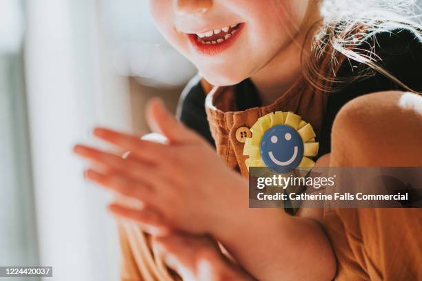 child wearing a rosette - pin up meisje stockfoto's en -beelden
