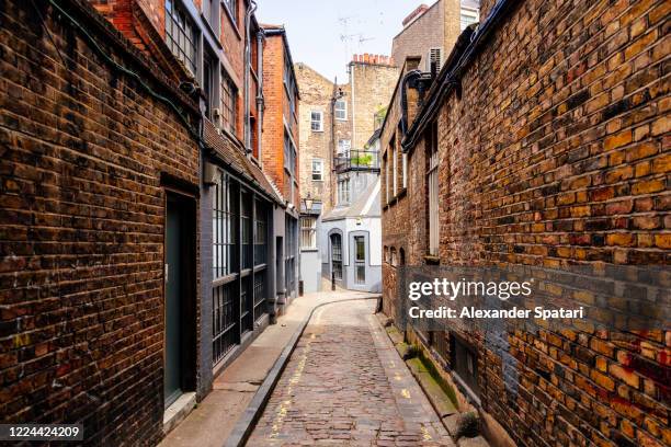 narrow alley in fitzrovia, london, uk - alley fotografías e imágenes de stock