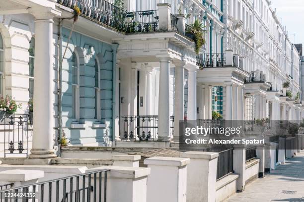 townhouses in a row in notting hill, london, england - chelsea london stockfoto's en -beelden