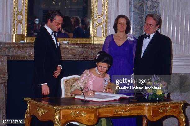 Queen Silvia of Sweden signs the Golden Book, left King Carl XVI Gustaf, on the right: Johannes Rau with wife Christina, nee Delius, at Bonn,...