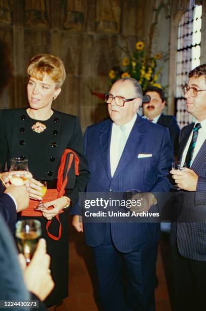 Queen Noor of Jordan gets a warm welcome at Cologne city hall with Hans Juergen Wischnewski and Klaus Heugel, Germany, 1988.