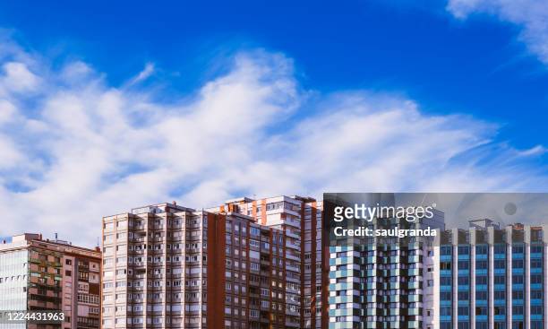 apartment buildings against sky - edificio residencial fotografías e imágenes de stock