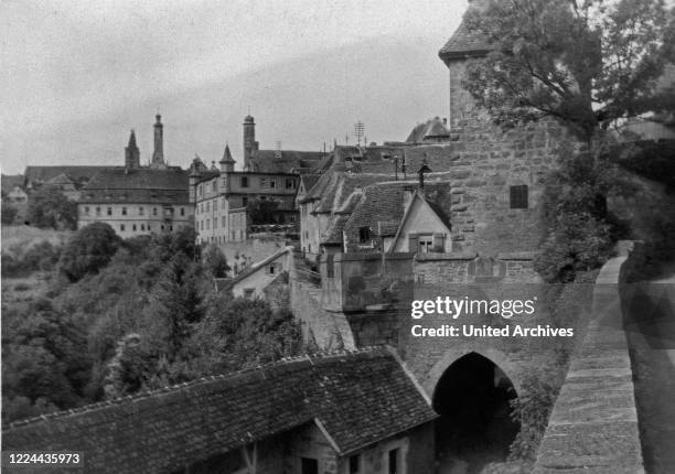 Holiday trip through Franconian towns in the 1920s, here: at the Koboldzellertor in Rothenburg ob der Tauber.