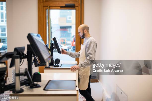 Computer Check Out Screen Computer Checkout Photos and Premium High Res Pictures - Getty Images