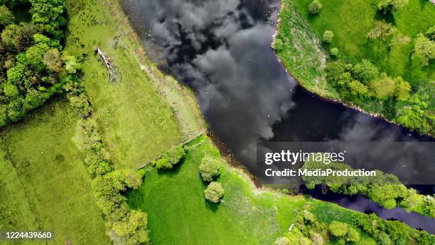 direct boven uitzicht op velden met rivier erne in ierland - cavan images stockfoto's en -beelden