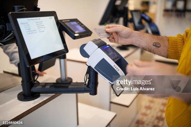 hand of customer holding credit card at checkout - store display stock-fotos und bilder