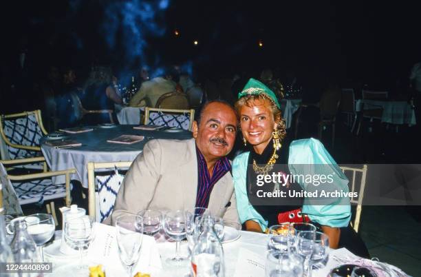 Adnan Khashoggi meets Gloria Princess of Thurn and Taxis, 1985.