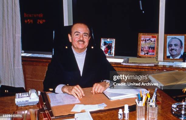 Businessman Adnan Khashoggi at his desk in his office at Olympic Tower in New York, USA 1986.