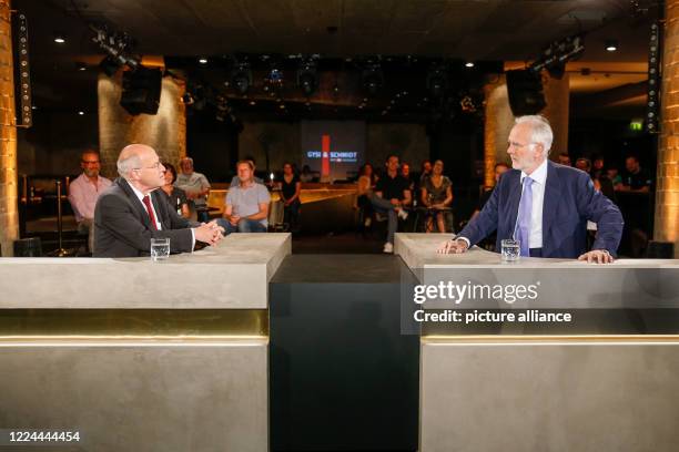 Gregor Gysi and Harald Schmidt are sitting in the bricks club for "Gysi & Schmidt: The ntv review". Photo: Gerald Matzka/dpa-Zentralbild/ZB