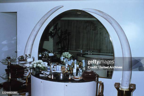 Mirror in the bathroom of Adnan Kashoggi with view to the city of New York, USA 1986.