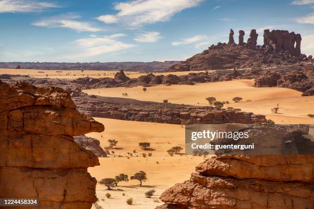 luchtfoto van het ennedi massief, sahara, tsjaad - chad stockfoto's en -beelden