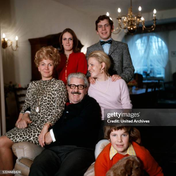 Folklore actor Willy Millowitsch with his wife Gerda, and the children Susanne, Peter , Katarina and Mariele at their living room in Cologne,...