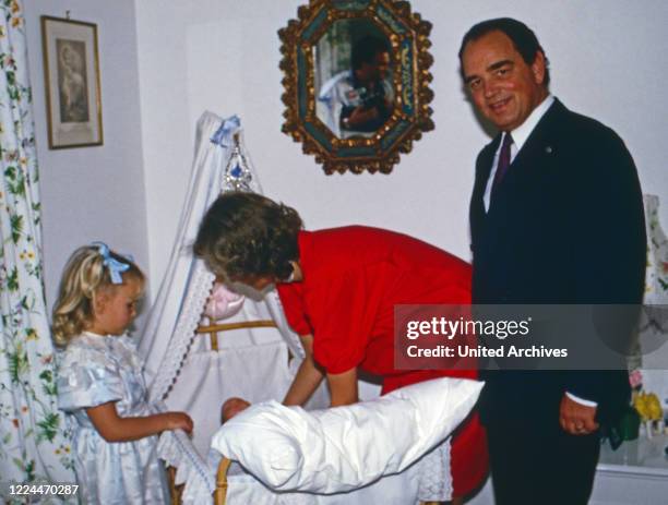 Rudolf Count of Schoenburg Glauchau with his wife Marie Louise, nee of Prussia, with their daughter Sophie and baby son Friedrich Wilhelm, Germany,...