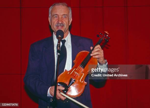 German actor and musician Armin Mueller-Stahl at the press conference to the movie "Avalon" at Hamburg, Germany, 1990.