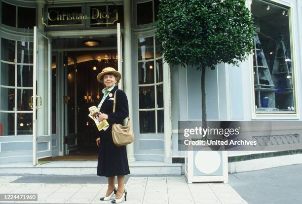 Mrs. Harris - Ein Kleid von Dior, TV Movie, Germany Regie: Peter Weck, Actor: Inge Meysel during the shooting in Paris vor der Christian Dior...