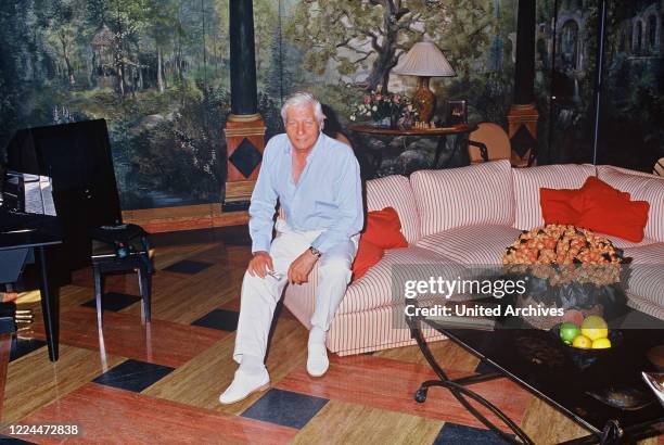 Gunter Sachs is posing on a sofa, 2000s.