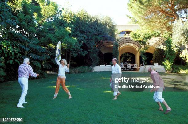 Gunter Sachs with his wife Mirja and the sons Christian Gunnar and Claus Alexander at Sankt Tropez playing the Frisbee, France 2004.