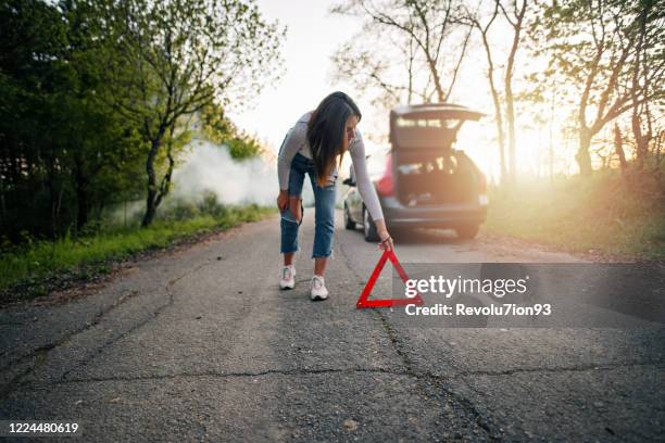 ¡oh no, mi auto se averió en medio de la nada! - avería de coche fotografías e imágenes de stock