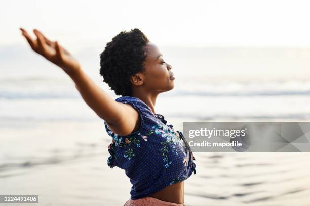 vul je longen met puur leven - release stockfoto's en -beelden