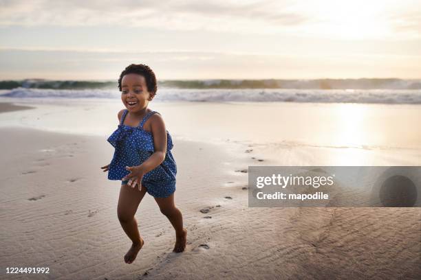 oh om weer een kind te zijn - african girls on beach stockfoto's en -beelden