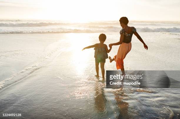 familienzeit ist spaß - beach holiday stock-fotos und bilder