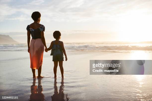 het leven dat in een ogenblik wordt verpakt - african girls on beach stockfoto's en -beelden