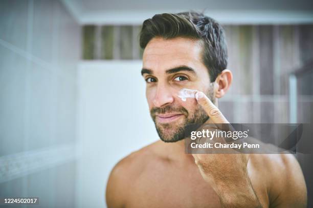 questo prodotto sta facendo miracoli per la mia pelle - crema foto e immagini stock