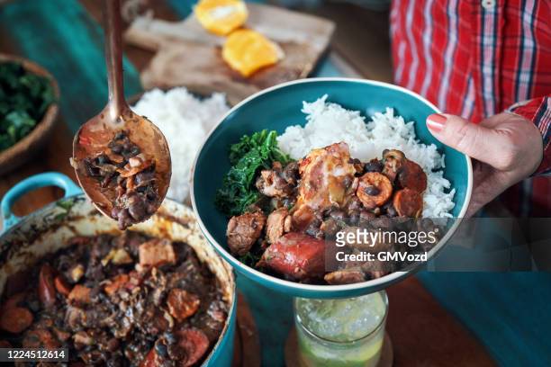 feijoada brasilianische schwarze bäuerin chili - brazilian feijoada dish stock-fotos und bilder