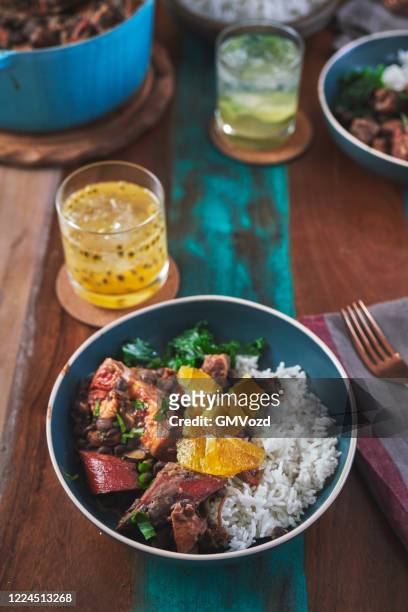 feijoada brasilianische schwarze bäuerin chili - brazilian feijoada dish stock-fotos und bilder