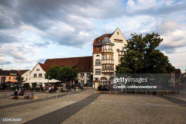 strade della città la sera, singen, germania - singen foto e immagini stock