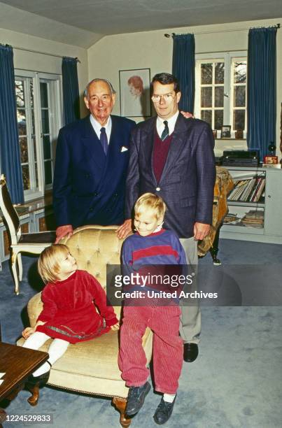 Grandfather Louis Ferdinand Prince of Prussia, his grandchildren Princess Irina and Christian Ludwig and their father Christian Sigismund, Germany,...