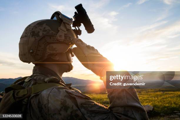 silueta de un saluador solider contra el cielo de la puesta del sol - armed forces day fotografías e imágenes de stock
