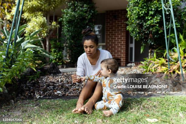 mum and daughter at home - australian family home stockfoto's en -beelden