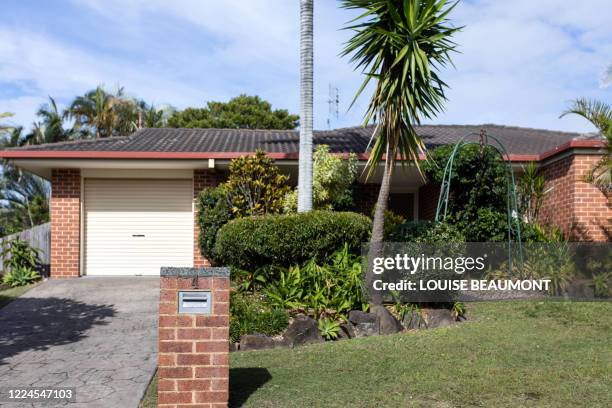 suburban australian home - garage doors stock pictures, royalty-free photos & images