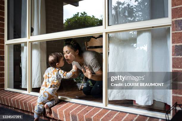 mum and daughter playing at home - australian family home stockfoto's en -beelden